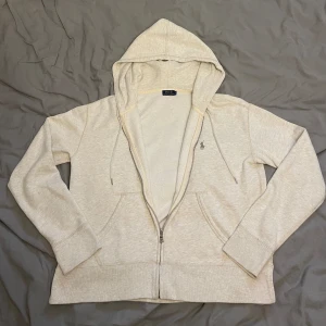 Ralph Lauren zip hoodie - Säljer denna fett snygga och trendiga Ralph Lauren zip tröja som är i storlek M för tjejer (passar S/M) tröjan är i jättebra skick (9/10). Knappt använd och har inga defekter. Nypris ca 1500kr, säljer för endast 799kr. Kontakta vid minsta intresse!