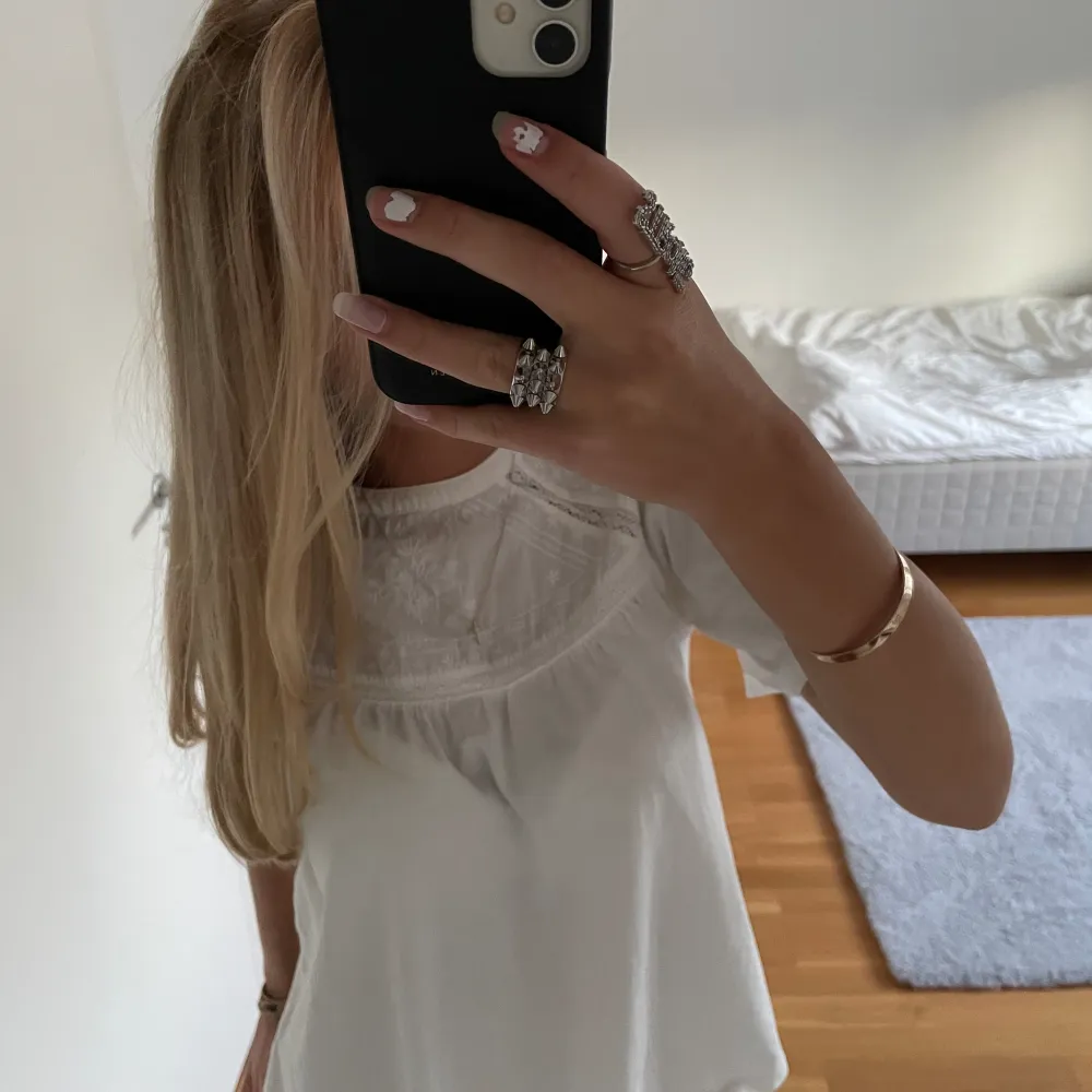 Super söt vit topp/blus från Zara🤍. Blusar.