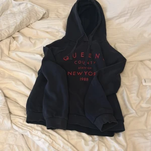 Mörkblå hoodie me rött tryck  - Hoodien är använda några antal gånger men trotts det så ser man inga större täcken på att den är använd. Säljer pga av att jag inte använder den längre💘