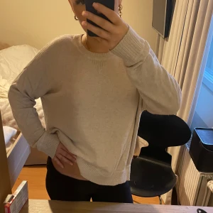 Stickad tröja  - Beige stickad tröja perfekt till hösten. Super bra skick. Lite åt de tunnare materialet. Liten split på sidan. Pris gå o diskutera! 💞