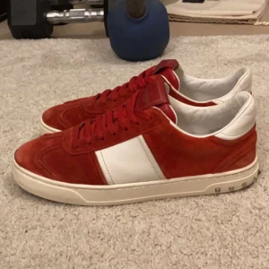 Valentino flycrew - Tja! Säljer nu dessa stilrena valentino flycrews som är jätte svåra att få tag på! Storlek 39 men passar också 7/10 skick✅ Dessa skor säljs inte längre och är väldigt limiterade💯💨 dust bag medföljer vid köp📦