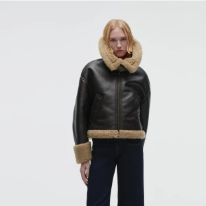 Jacka - Jacka med fuskpäls från Zara. Mycket varm och behaglig, perfekt för både höst och vinter. Nästan oanvänd och i nyskick. Ordinarie pris: 1 195 kr.  Material: polyester 