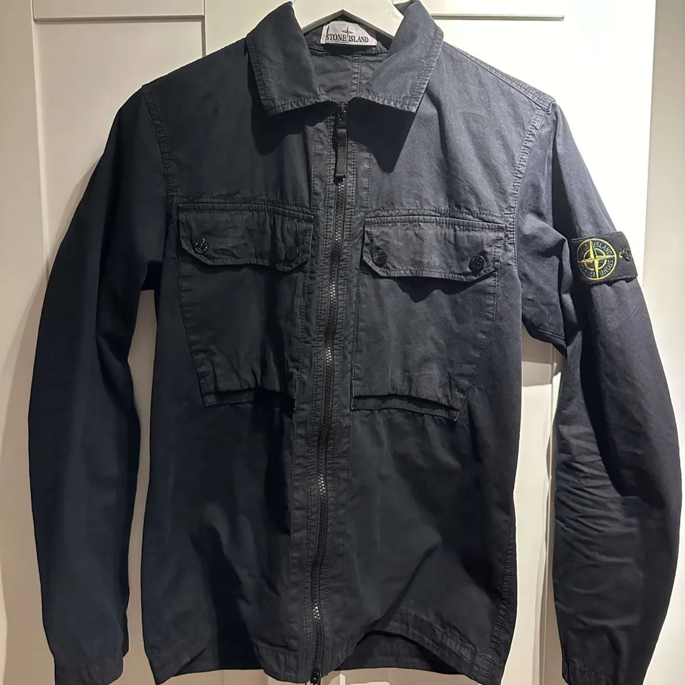 Säljer en nästintill helt ny Stone island overshirt då jag inte använder den   Köpte den för 3100kr använt 2 gånger  Mitt pris 1900kr Storlek Medium men passar även S Möts upp i Karlskoga/Degerfors/Örebro Postar även. Jackor.