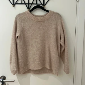 Beige stickad tröja  - Stickad tröja perfekt till hösten🍁