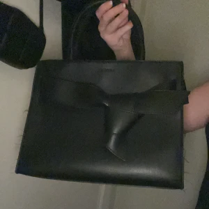 Don donna handväska - Säljer denna söta väska från din donna! Den är lite sliten vid kanterna men går att klippa bort. Därför säljs de billigt🥰