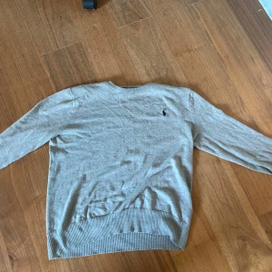 Ralph lauren pullover  - Skit snygg pullover i märke ralph lauren.  Säljer för att den används inte.                     Sitter skön och den funkar med en tröja under men också utan.