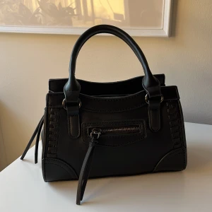 Svart väska ginatricot - Jättefin väska från ginatricot 💓💓💓nyskick!!!