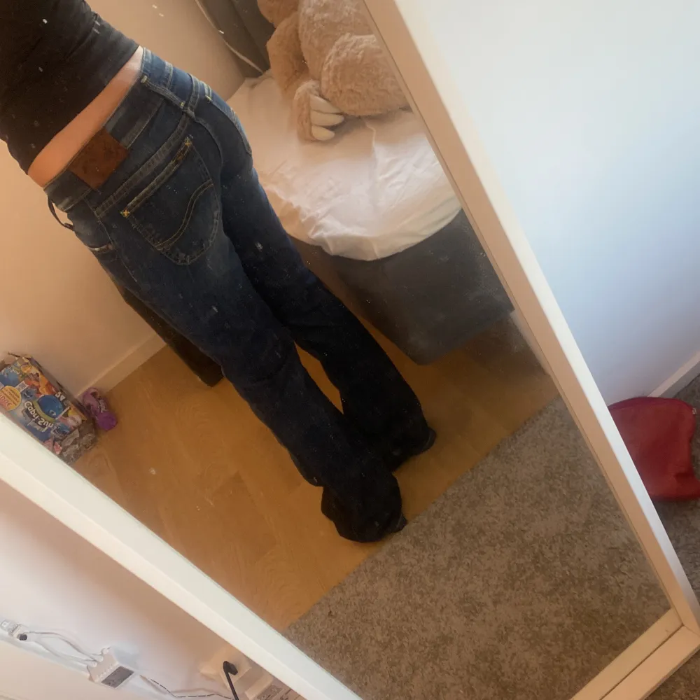 Säljer ett par jättesnygga lågmidjade bootcut jeans från Lee. Köpta på Vinted, jättefint skick, nyskick. Midjemått rakt över: 38 cm, innerbenslängden: 76 cm. Jeans & Byxor.