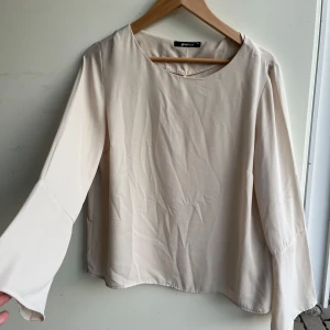 Beige blus  - Beige blus från Gina, vida armar, storlek 40