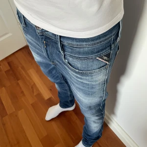 Replay jeans  - Replay jeans i bra skick och riktigt skön blå färg | storlek W30 L34 | passar som W30 L32-L33 | modell ANBASS | skriv privat för mer information.