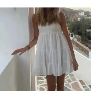 Zara klänning  - Säljer min fina klänning från zara som aldrig blivit använd ❤️ inga defekter eller något ❤️