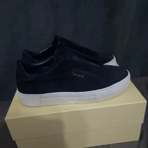 Axel arigato 360 laceless  - Hej! Jag Säljer mina Axel arigato 360 laceless. Dom gynnar mig inte så mycket just nu så valde att sälja dom. Allt följer med som att du köpt från butiken låda osv. Dom har fortfarande sin orginala form. Inga slit!  