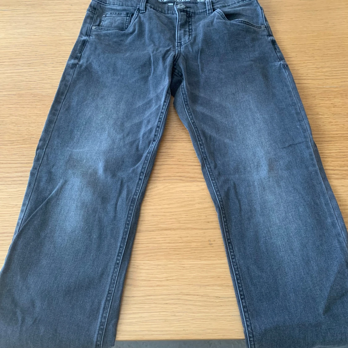 Gråa jeans