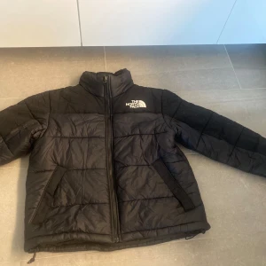 North Face jacka  - Jackan är i strlk L men passar såklart jätte bra i M, jackan är som i nyskick då jag bara använde de några gången, säljer den för 1,500 men såklart kan ni pruta för vill bli av med varan så snabbt som möjligt. Fler bilder finns skriv bara 💞🎀
