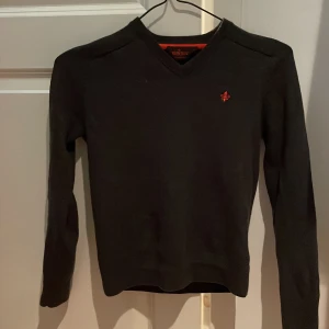 Morris tröja XS - Mörk grå morris tröja storlek XS. 100% Merino wool. Inga defekter, knappt använd p.g.a. Storlek. Nypris ca 1499kr så 499kr. Vid snabb affär kan pris diskuteras🤝