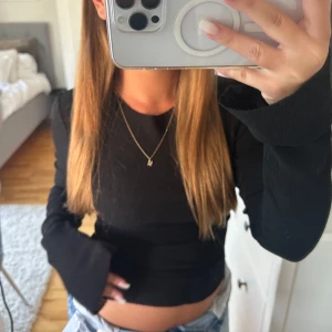 A-DSGN topp - Topp från A-DSGN! Sjukt fint material! Aldrig använd, prislapp kvar! 🤍 svara på alla frågor & prisförslag + om ni vill ha egna bilder ⭐️