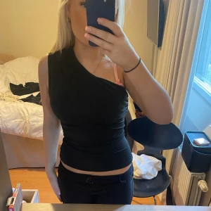 Svart topp  - Säljer denna fina svarta topp. Knappt använd. Väldigt fint skick. Pris kan diskuteras! 💞