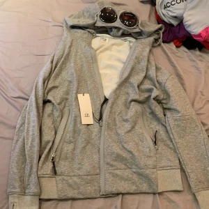 Cp company tröja - Säljer en oanvänd helt ny cp company zip tröja, dm vid intresse