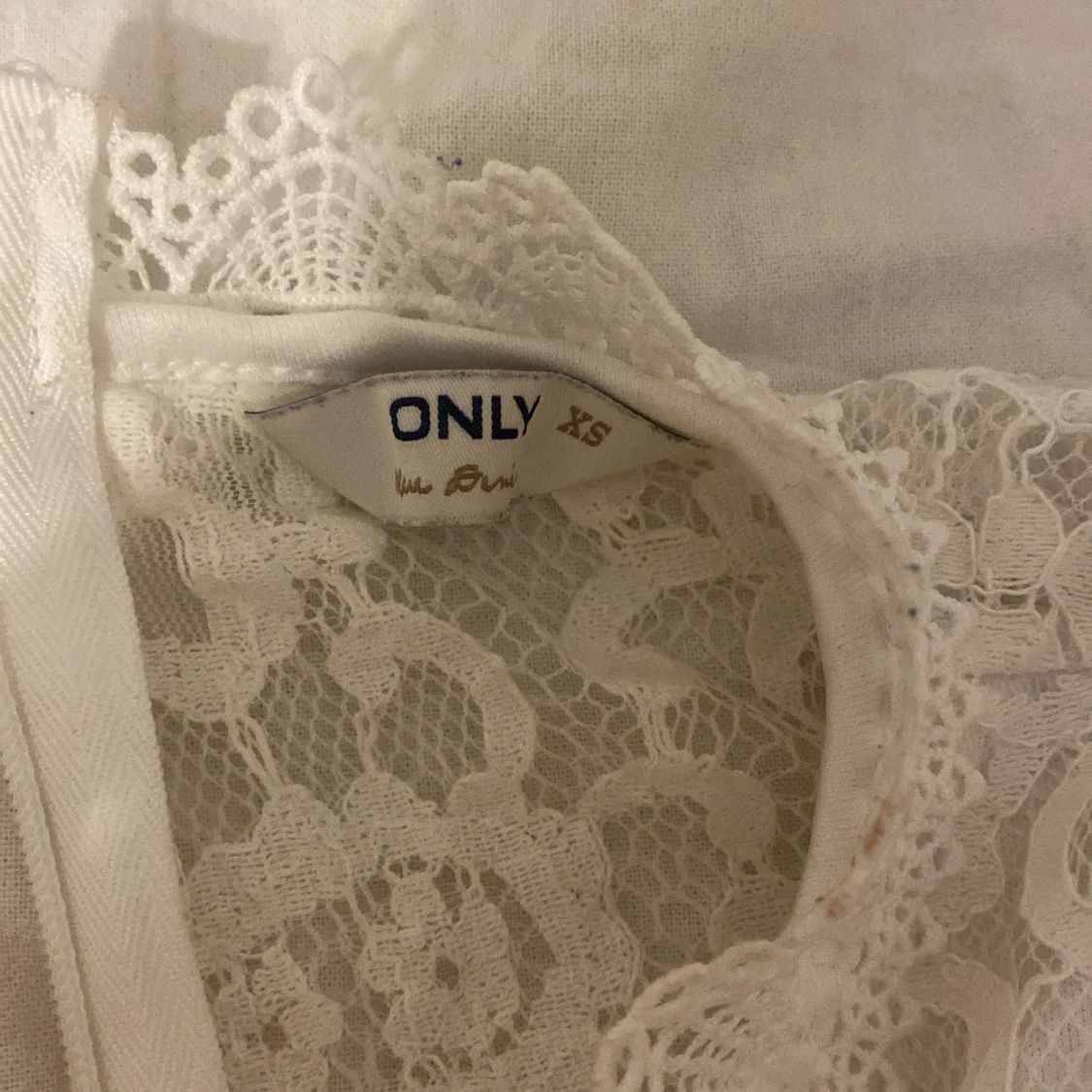 Blus från only jättefin på sitter perfekt  - 90