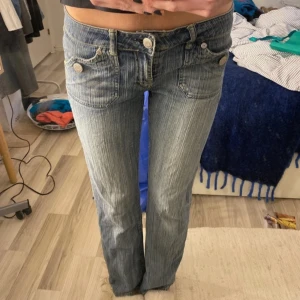 Y2k jeans  - Super snygga och fräscha 2000-tals jeans🩵 raka i modellen och passar någon runt 170-175cm🩵 (har satt fast en extra knapp så midjan går att dra in mer)🩵