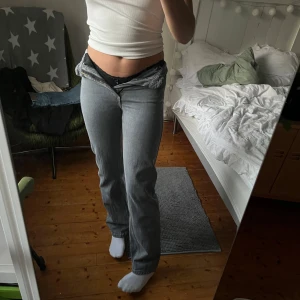 Straight jeans  - Raka gråa jeans från weekday i modellen ROWE, sällan använda och i bra skick utan några defekter, i storlek W24 L32 som motsvarar en 32🩷