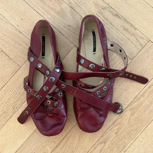 Röda coola ballerinaskor - Säljer dessa röda ballerinaskor med remmar för att den är för små. 