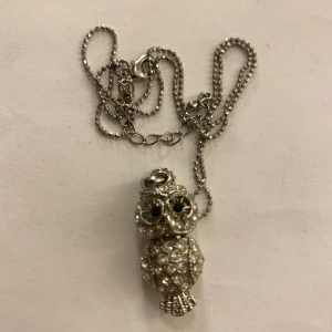 Halsband  - Halsband med en uggla på. 