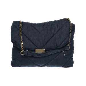 Jeans väska🦋💙 - Super fin jeans väska. Aldrig använt tidigare så i mycket bra skick. Väskan kommer från Zara. 🦋 