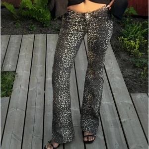 Leopard Jeans - Supersnygga leopard jeans från Nelly. Storlek 36, helt oanvända kvar i förpackning. Beställde 2 storlekar och de andra passade mig bättre💕 700kr inkl frakt.