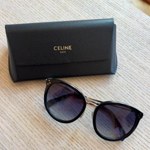 Celine solglasögon - Solglasögon från Celine i svart med gulddetaljer (CL4033FN). Levereras med originalfodral, putsduk och kartong. Aldrig använda! 