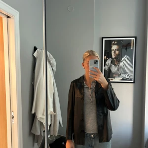 Skinnjacka i kavajmodell - Svart skinnjacka, lite smalare modell med äkta läder från Malung. Kavajmodell och perfekt till hösten. Något smalare i modellen vilket gör att den är mycket snygg som kavaj och lite mer dressad. Är 170cm för referens och är vanligtvis storlek S/36