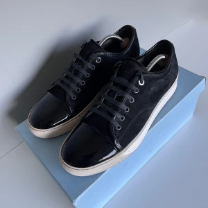 Lanvins - Säljer ett par lanvins i storlek UK9 (EU43), cond 8,5/10 lite heeldrag men mockan i perfekt skick. Tillkommer OG box