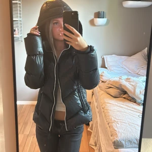 Vinterjacka - Jättefin svart vinterjacka från Boss! Jackan är använd en säsong men inga defekter eller liknande, som ny🥰skriv för fler bilder🙏🏻köpt för ungefär 5000