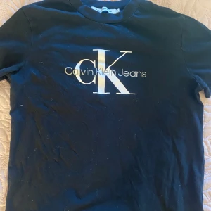 Calvin Klein  - Vanlig t-shirt från Calvin Klein i svart 