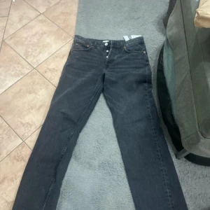 Mid waist straight leg - Super fina jeans som tyvärr inte passar mig!