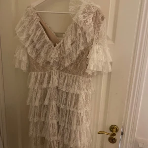 By malina klänning - Säljer denna fina och populära by malina klänningen som endast är använd en gång på utspringet på studenten och är i mycket fint skick. Klänningen är en storlek L men passar mig som pendlar mellan M och L i klänningar. 