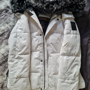 Vit vinterjacka - Vit vinterjacka från five seasons. Knappt använt men finns en fläck på vänster armen. Trots det väldigt bra skick