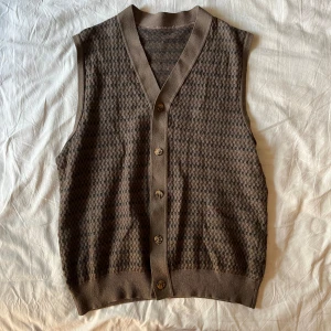 Brun retro väst - Brun 70 tals väst! Säljer för den tyvärr inte kommer till användning, sitter stor på mig som ofta har M men fungerar så också!🫶 