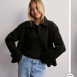 Kappa - Kort kappa från Nelly, använd men okej i skicket då den blivit lite nopprig ,bilder kan fixas 