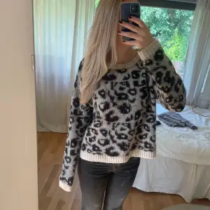 Stickad tröja med leopard print💗💗