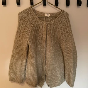 Stickad kofta - Super fin och jätteskön kofta!! Ärmarna är mellan trekvart och normal armlängd, normal i storleken utöver❤️