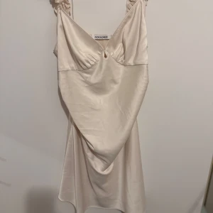 Adoore klänning - Adoore klänning i storlek 44 skulle säga att den är lite liten så mellan M/L eller 42/44 skulle den passa för och använd en gång + spårbarsfrakt 65 kr