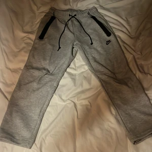 Nike tech fleece - Hej säljer dessa fina Nike byxor för de var försmå