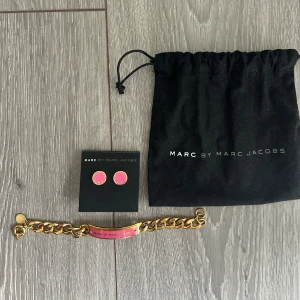 Marc by Jacobs, SÅLT ARMBAND  - Megasnyggt sett med både armband och örhängen från Marc by Jacobs. Kommer inte längre till användning Passar min handled som är 15cm i O Stor på mig men funkar bra om man inte vill att armbandet ska sista för tajt åt 