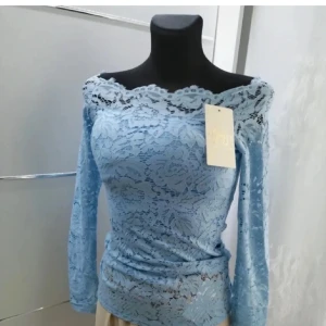 Blå spetstopp - Fin offshoulder topp, köpt här på Plick men aldrig använd av mig. Bra skick, storlek xs-s. Det är ilägg i💕💕köp sker via Swish 