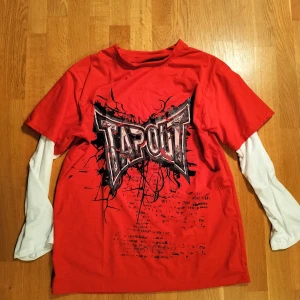 Tapout y2k - Säljer en helt ny Tapout-tröja i storlek L, perfekt för dig som gillar Y2K-stilen, med den ikoniska loggan som fångar 2000-talets vibes. 