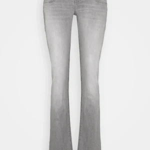 Ltb jeans - Bra skick, inga synliga defekter. Utstrechade vid jumsken men syns ej När man har de på sig. Pris är diskuterbart