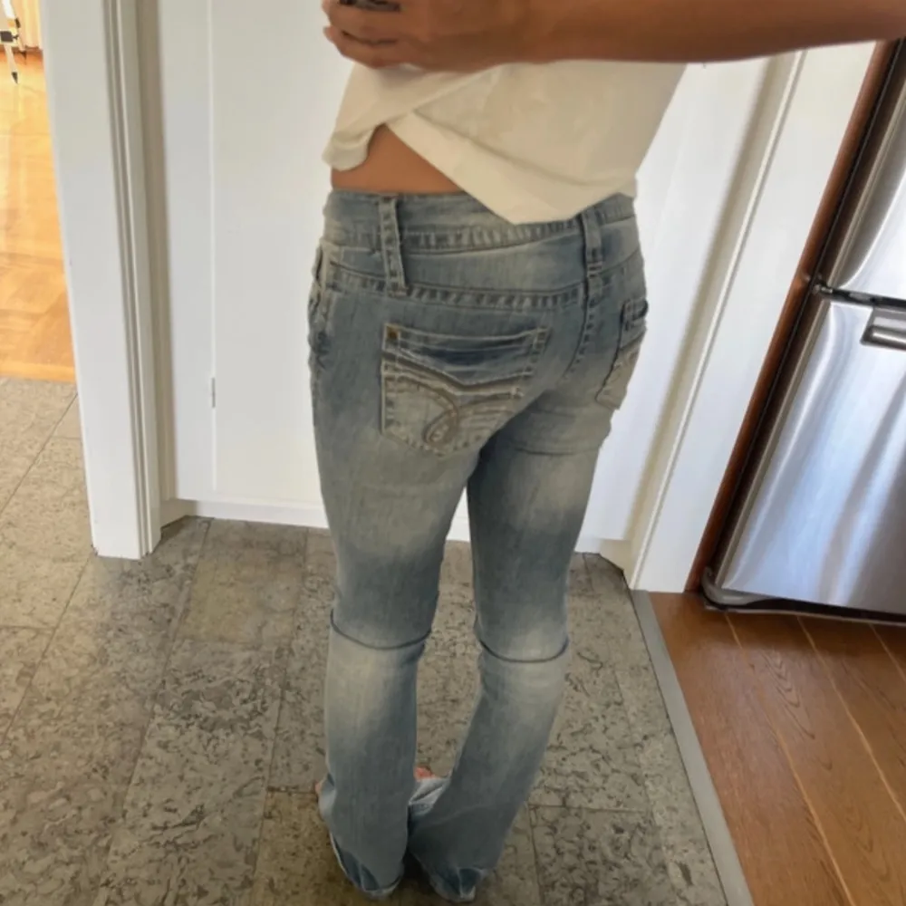 Super snygg low waist jeans i storlek S❤️ midjemått 36 rakt över, innerbenslängd 80!!! Dom har skit najs passform. Jeans & Byxor.