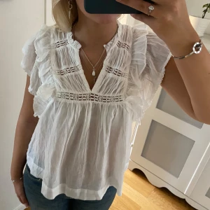 Vit blus med volangdetaljer - Säljer en superfin vit blus från neo noir🩷