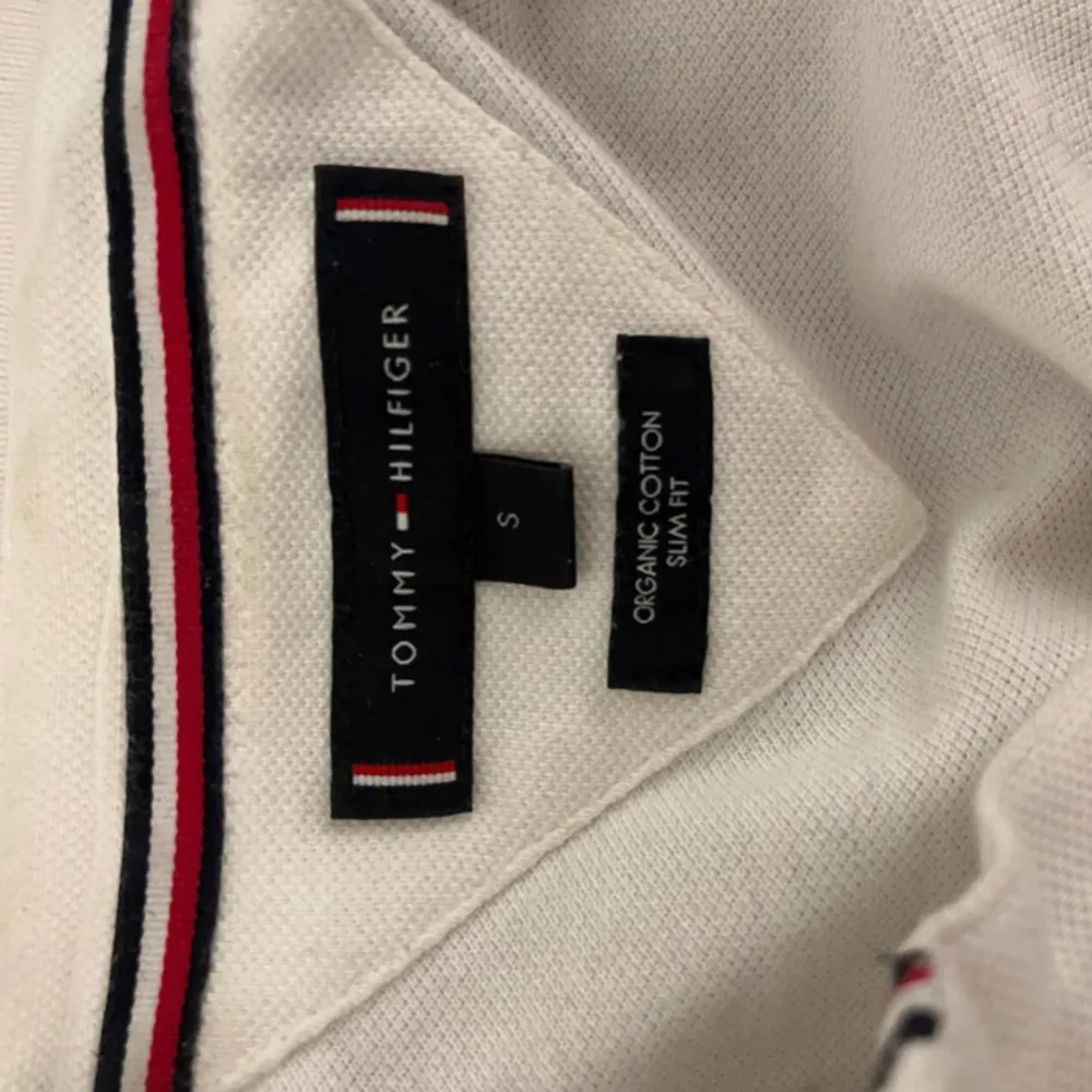 Tommy hilfiger piké. Passar runt 165-175. Säljer för den har blivit för liten på mig. Skick 8/10. T-shirts.